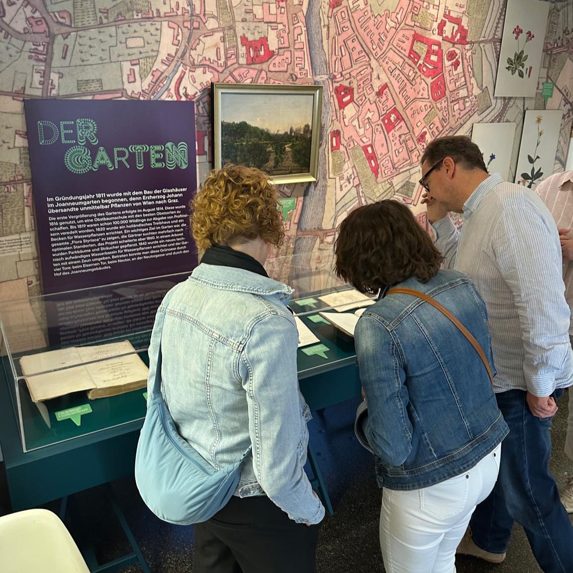 Besucherinnen in der Ausstellung 